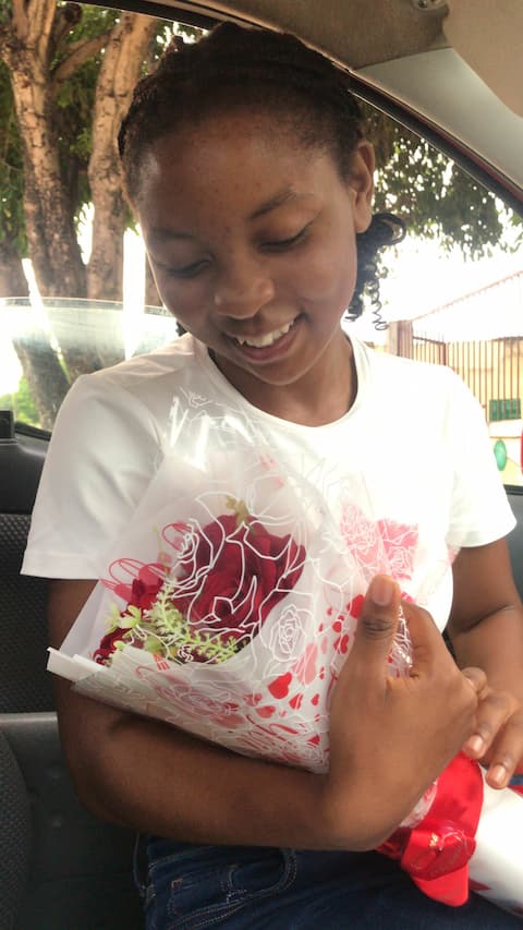 Nivalda a receber flores